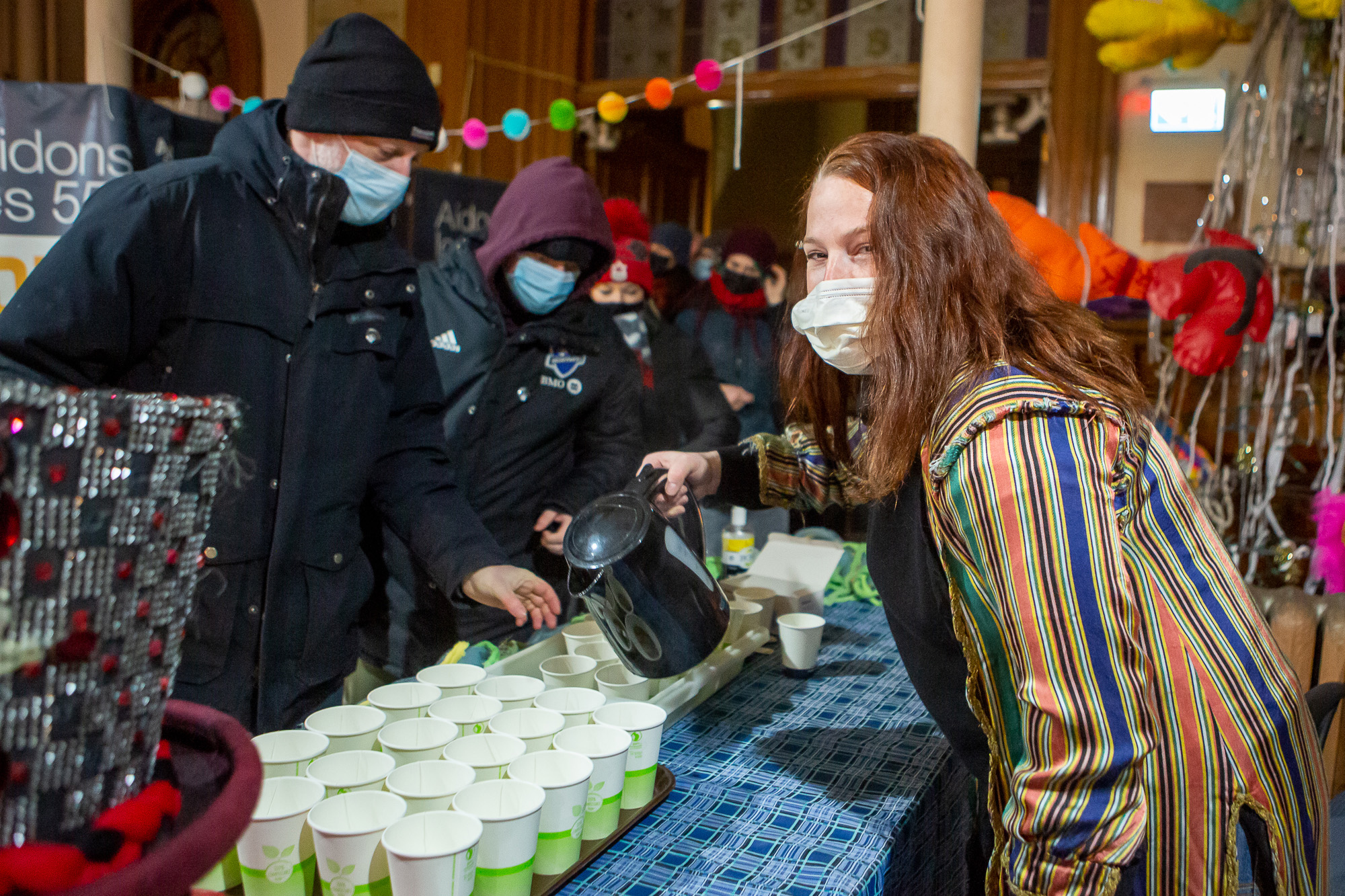 Distribution de thé au Cirque Hors Piste — Photo : Toma Iczkovits